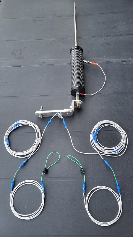 ...und die komplette Antenne mit dem Teleskopstrahler und den Radialsatz